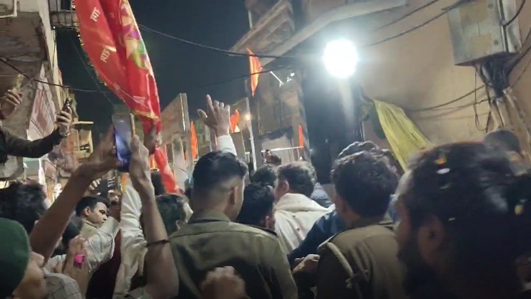 ਬਾਂਕੇ ਬਿਹਾਰੀ ਮੰਦਰ ’ਚ ਪੁੱਜੇ ਧੀਰੇਂਦਰ ਸ਼ਾਸਤਰੀ, ਧੱਕਾ-ਮੁੱਕੀ ਦੌਰਾਨ ਪੁਲਸ ਤੇ ਸੇਵਾਦਾਰਾਂ 'ਚ ਹੋਈ ਝੜਪ