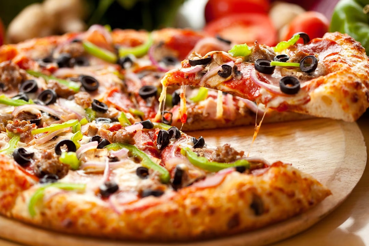 ਬਰਗਰ, ਪੀਜ਼ਾ, ਸੈਂਡਵਿਚ ਤੇ ਪਾਣੀਪੁਰੀ, ਇਨ੍ਹਾਂ ਮੰਦਰਾਂ 'ਚ ਚੜ੍ਹਦਾ ਅਨੋਖਾ ਪ੍ਰਸਾਦ, ਜਾਣ ਤੁਸੀਂ ਵੀ ਹੋਵੇਗੇ ਹੈਰਾਨ