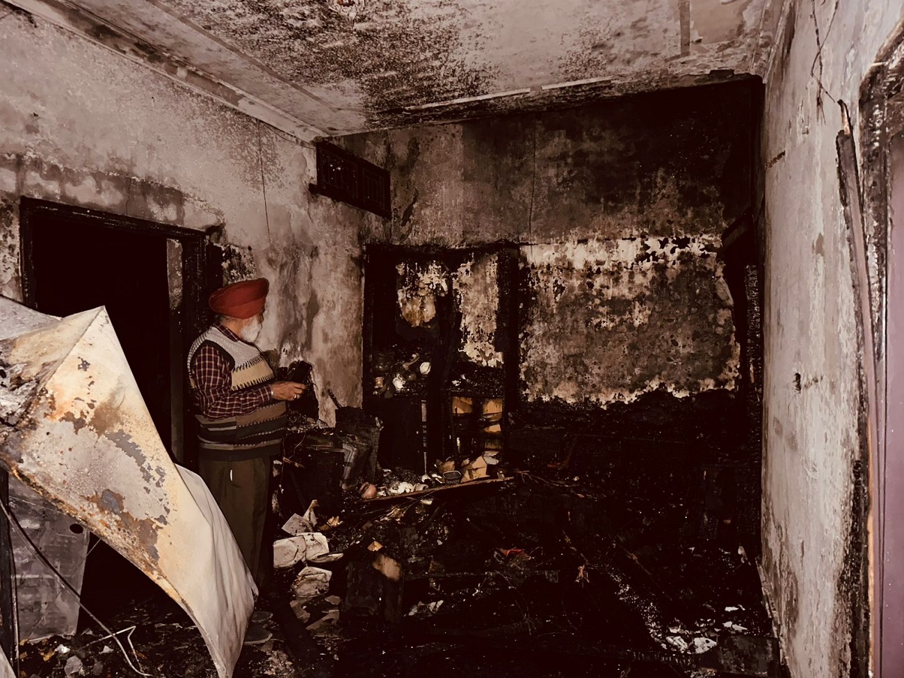 ਸ਼ੱਕੀ ਹਾਲਾਤ ’ਚ ਪੇਂਟ ਕਾਰੋਬਾਰੀ ਦੇ ਘਰ ’ਚ ਲੱਗੀ ਭਿਆਨਕ ਅੱਗ, ਘਰੇਲੂ ਸਾਮਾਨ ਸੜਿਆ