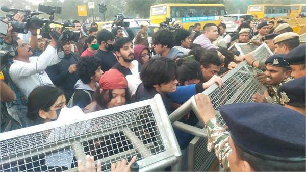 delhi pollution protest police pepper spray