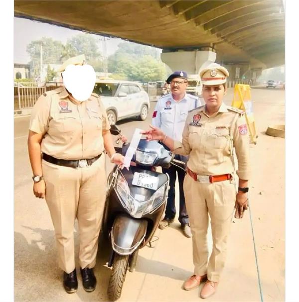 video of lady police officer listening to mobile phone while driving