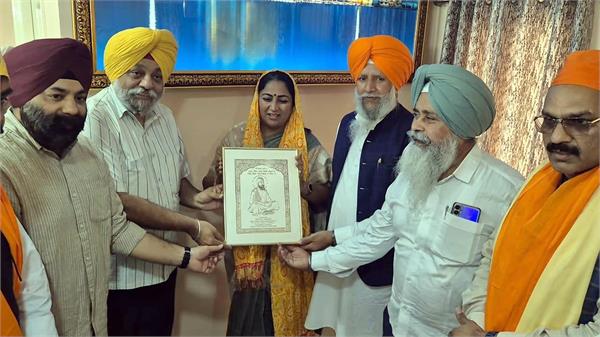 delhi chief minister pays obeisance at takht patna sahib