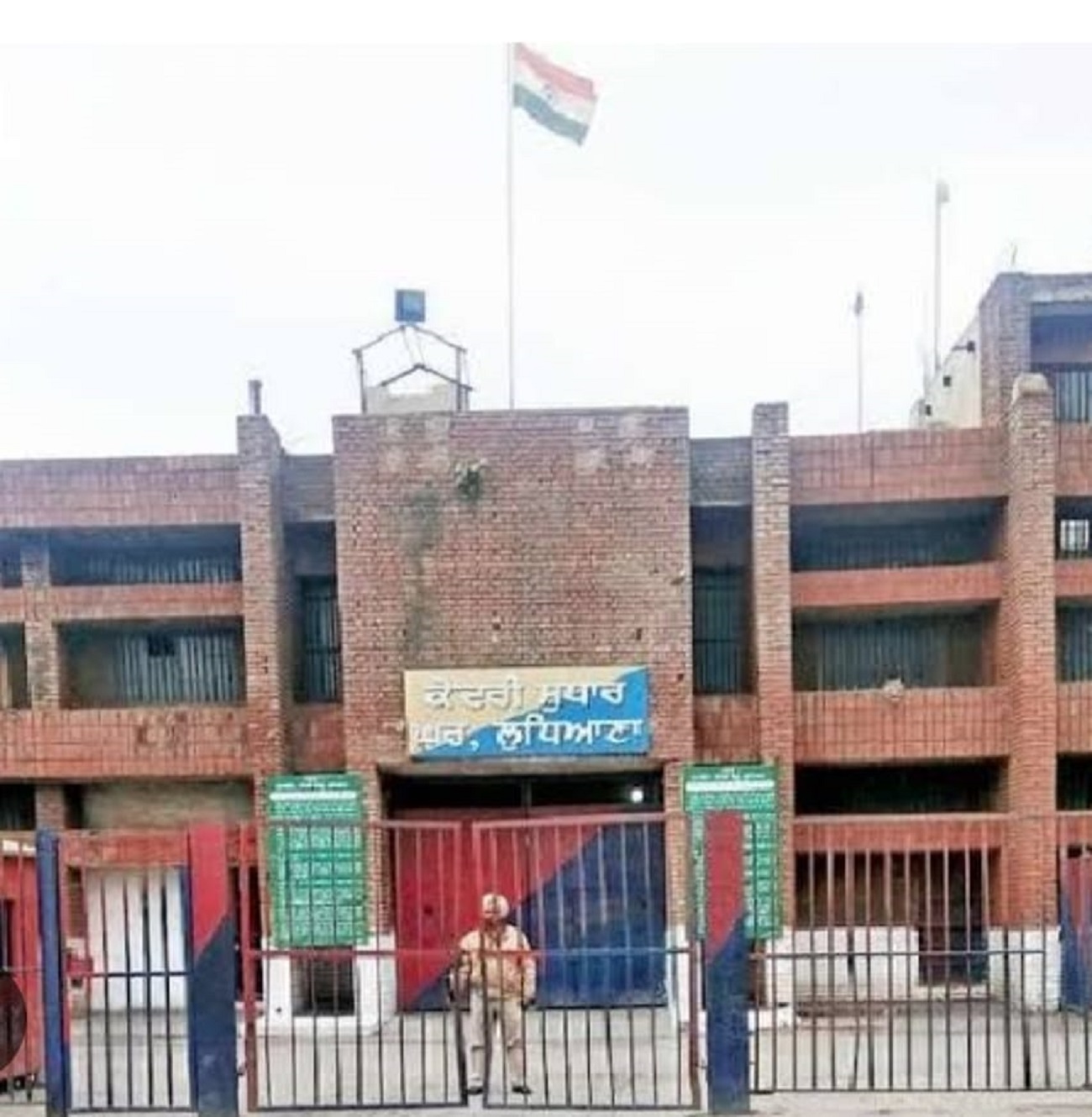 ਸੈਂਟਰਲ ਜੇਲ੍ਹ ਦੀ ਸੁਰੱਖਿਆ ਨੂੰ ਲੱਗੀ ਸੰਨ੍ਹ, ਹਵਾਲਾਤੀਆਂ ਤੋਂ ਬਰਾਮਦ ਹੋਏ 8 ਮੋਬਾਈਲ