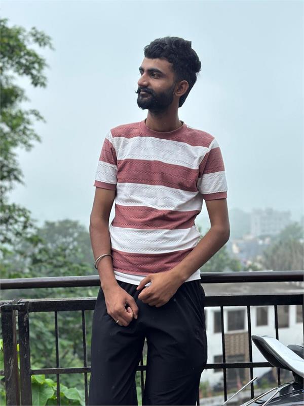 a young man  hurt by a fake travel agent