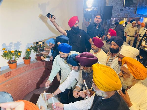 tribute to the sikh martyrs of 1984 by lighting candles