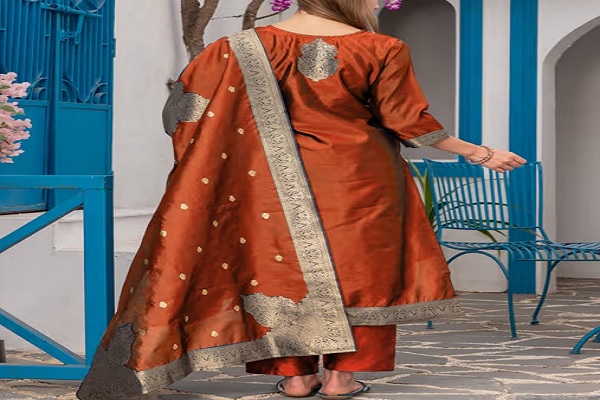 ਔਰਤਾਂ ਨੂੰ ਰਾਇਲ ਲੁਕ ਦੇ ਰਹੇ ਹਨ ‘ਬਨਾਰਸੀ ਸੂਟ’