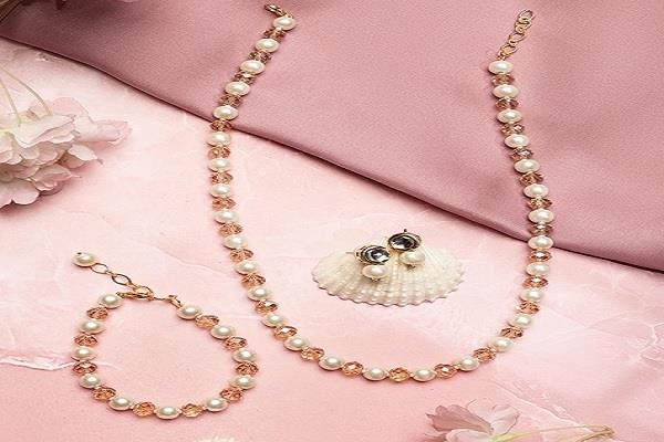 young women  fashion  trendy accessories