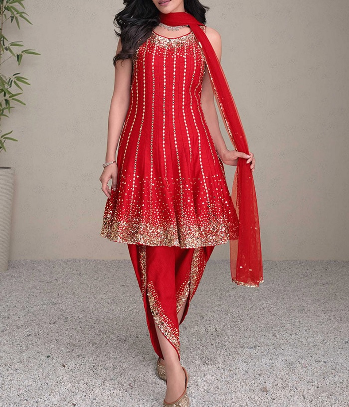 ਮੁਟਿਆਰਾਂ ਨੂੰ ਟਰੈਡੀਸ਼ਨਲ ਲੁਕ ਦੇ ਰਹੇ ਹਨ ‘ਧੋਤੀ-ਸੂਟ’