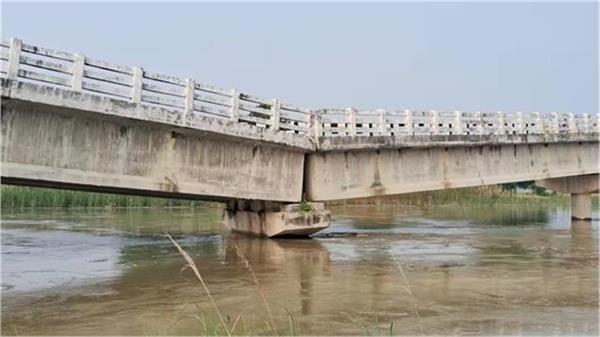 bridge pillar collapsed traffic stopped