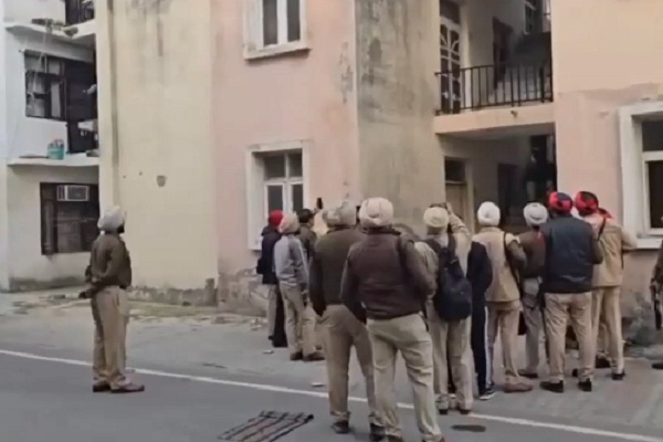 ਪੰਜਾਬ 'ਚ ਰੂਹ ਕੰਬਾਊ ਘਟਨਾ : ਪਤਨੀ ਤੇ ਸੱਸ ਦੇ ਕਤਲ ਮਗਰੋਂ AK-47 ਨਾਲ ਖ਼ੁਦ ਨੂੰ ਮਾਰੀ ਗੋਲੀ (ਵੀਡੀਓ)