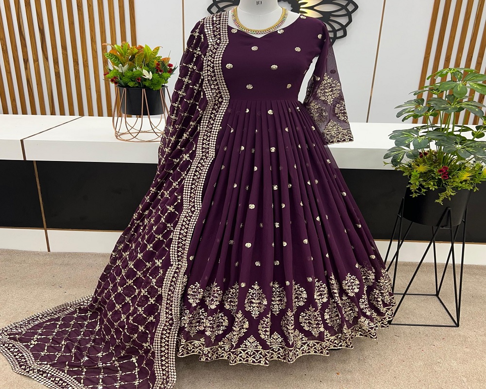 ਫੈਸ਼ਨ ਦੀ ਦੁਨੀਆ ’ਚ ਸੀਕਵੈਂਸ ਵਰਕ ਡਰੈੱਸਾਂ ਦਾ ਕ੍ਰੇਜ਼