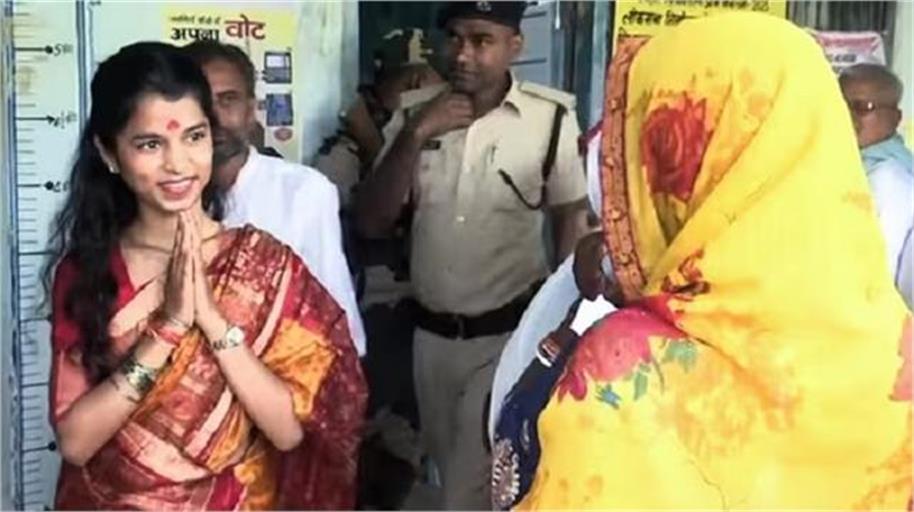 Maithili Thakur:  ਲੋਕ ਗਾਇਕਾ ਤੇ ਭਾਜਪਾ ਦੀ ਨਵੀਂ ਚਿਹਰਾ ਮੈਥਿਲੀ ਠਾਕੁਰ ਅਲੀਨਗਰ ਵਿਧਾਨ ਸਭਾ ਹਲਕੇ ਤੋਂ ਅੱਗੇ