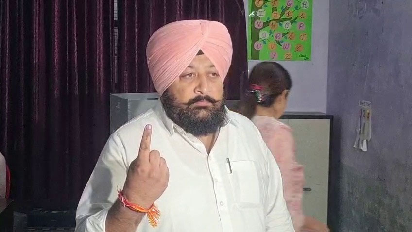 ਤਰਨਤਾਰਨ ਜ਼ਿਮਨੀ ਚੋਣ : ਕਾਂਗਰਸੀ ਉਮੀਦਵਾਰ ਕਰਨਬੀਰ ਸਿੰਘ ਬੁਰਜ ਨੇ ਪਾਈ ਵੋਟ