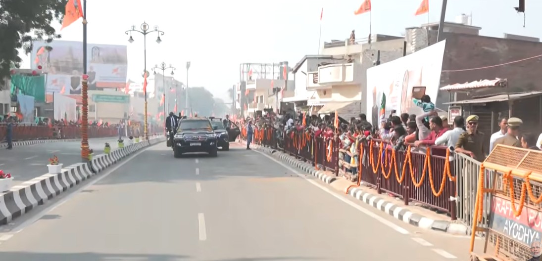 PM ਮੋਦੀ ਰਾਮ ਮੰਦਰ ''ਚ ਭਗਵਾ ਝੰਡਾ ਲਹਿਰਾਉਣ ਲਈ ਅਯੁੱਧਿਆ ਪੁੱਜੇ