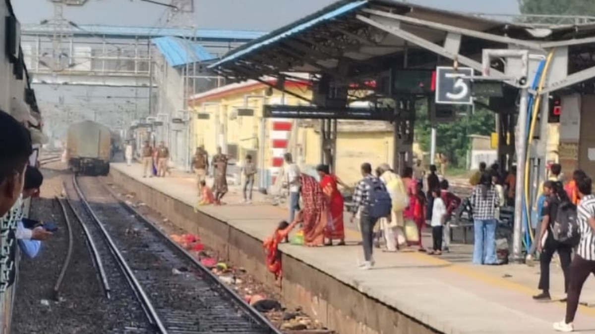 UP ''ਚ ਰੂਹ ਕੰਬਾਊ ਹਾਦਸਾ, ਰੇਲਵੇ ਸਟੇਸ਼ਨ ''ਤੇ ਲਾਸ਼ਾਂ ਦੇ ਉੱਡੇ ਚਿਥੜੇ, ਪਿਆ ਚੀਕ-ਚਿਹਾੜਾ