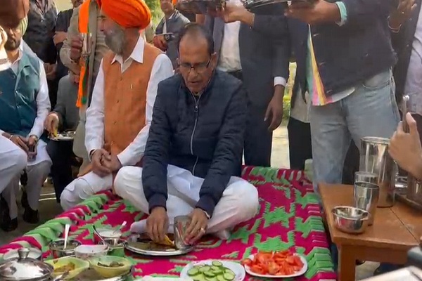 ਕੇਂਦਰੀ ਮੰਤਰੀ ਸ਼ਿਵਰਾਜ ਚੌਹਾਨ ਪੁੱਜੇ ਮੋਗਾ, ਸਰਪੰਚ ਦੇ ਘਰੋਂ ਸਾਗ ਨਾਲ ਖ਼ਾਧੀ ਮੱਕੀ ਦੀ ਰੋਟੀ