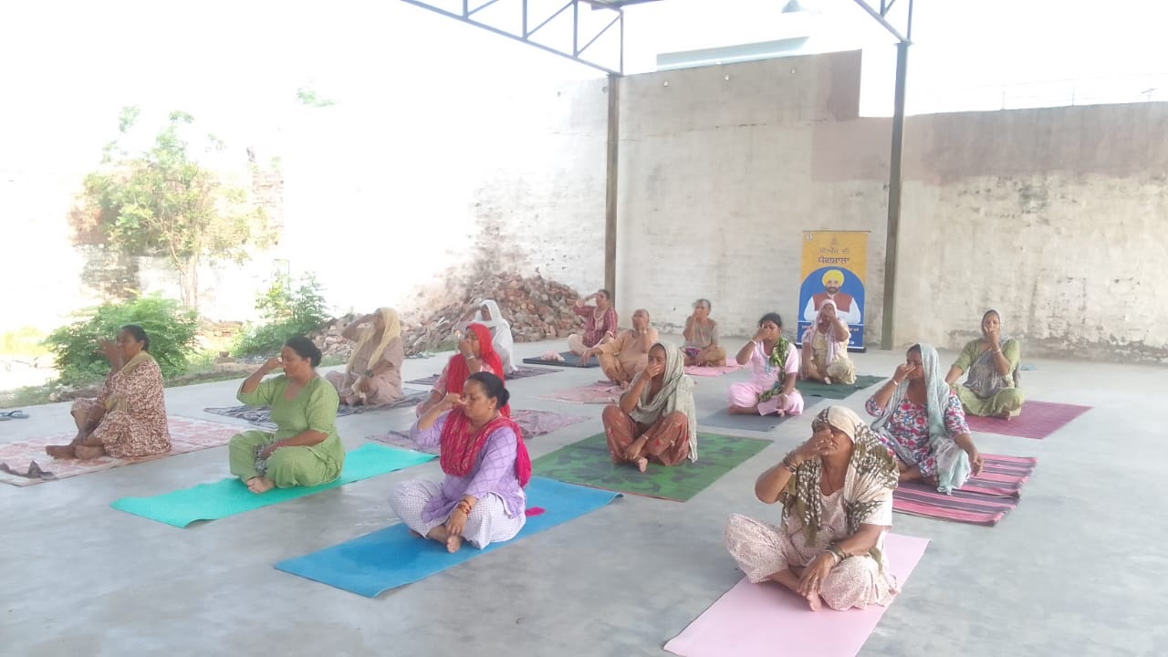ਪਿੰਡ ਅਮਲਾ ਸਿੰਘ ਵਾਲਾ ਵਿਚ CM ਯੋਗਸ਼ਾਲਾ ਤਹਿਤ ਮੁਫ਼ਤ ਯੋਗਾ ਕਲਾਸਾਂ ਸ਼ੁਰੂ