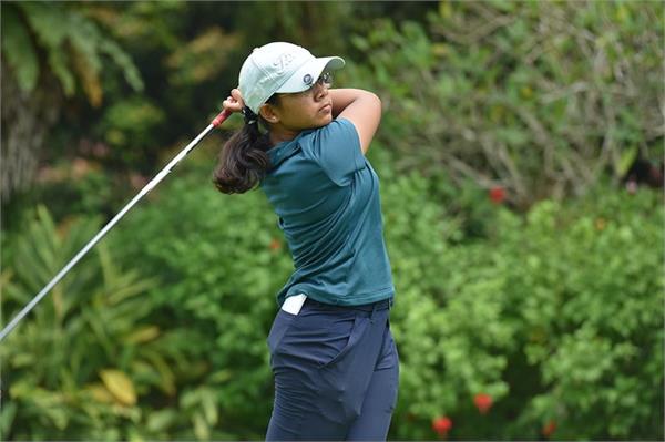 lavanya takes lead on professional golf tour