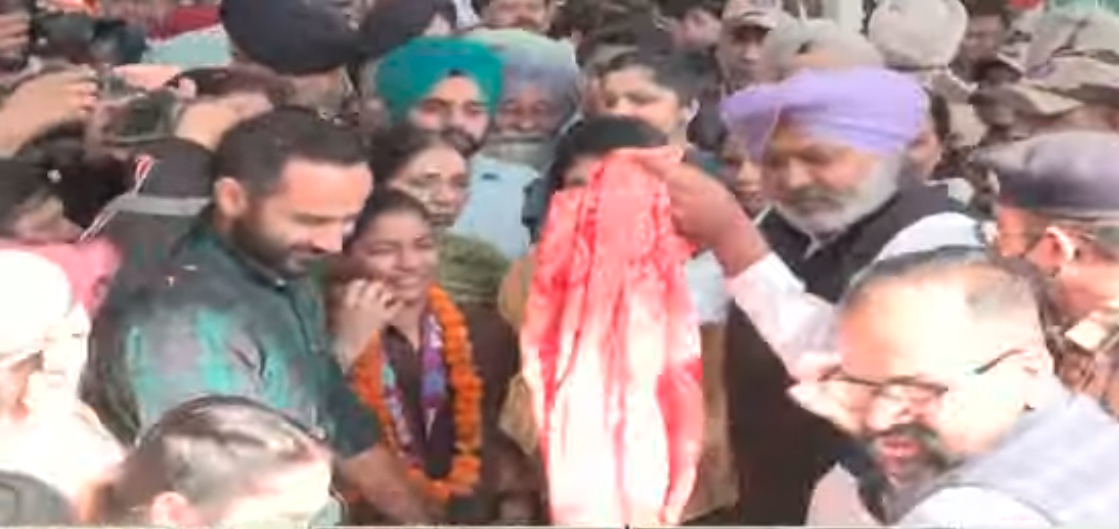 World Cup ਜਿੱਤਣ ਵਾਲੀਆਂ ਪੰਜਾਬ ਦੀਆਂ ਧੀਆਂ ਦਾ ਜ਼ਬਰਦਸਤ ਸਵਾਗਤ, ਏਅਰਪੋਰਟ 'ਤੇ ਪਹੁੰਚੇ ਮੰਤਰੀ ਚੀਮਾ