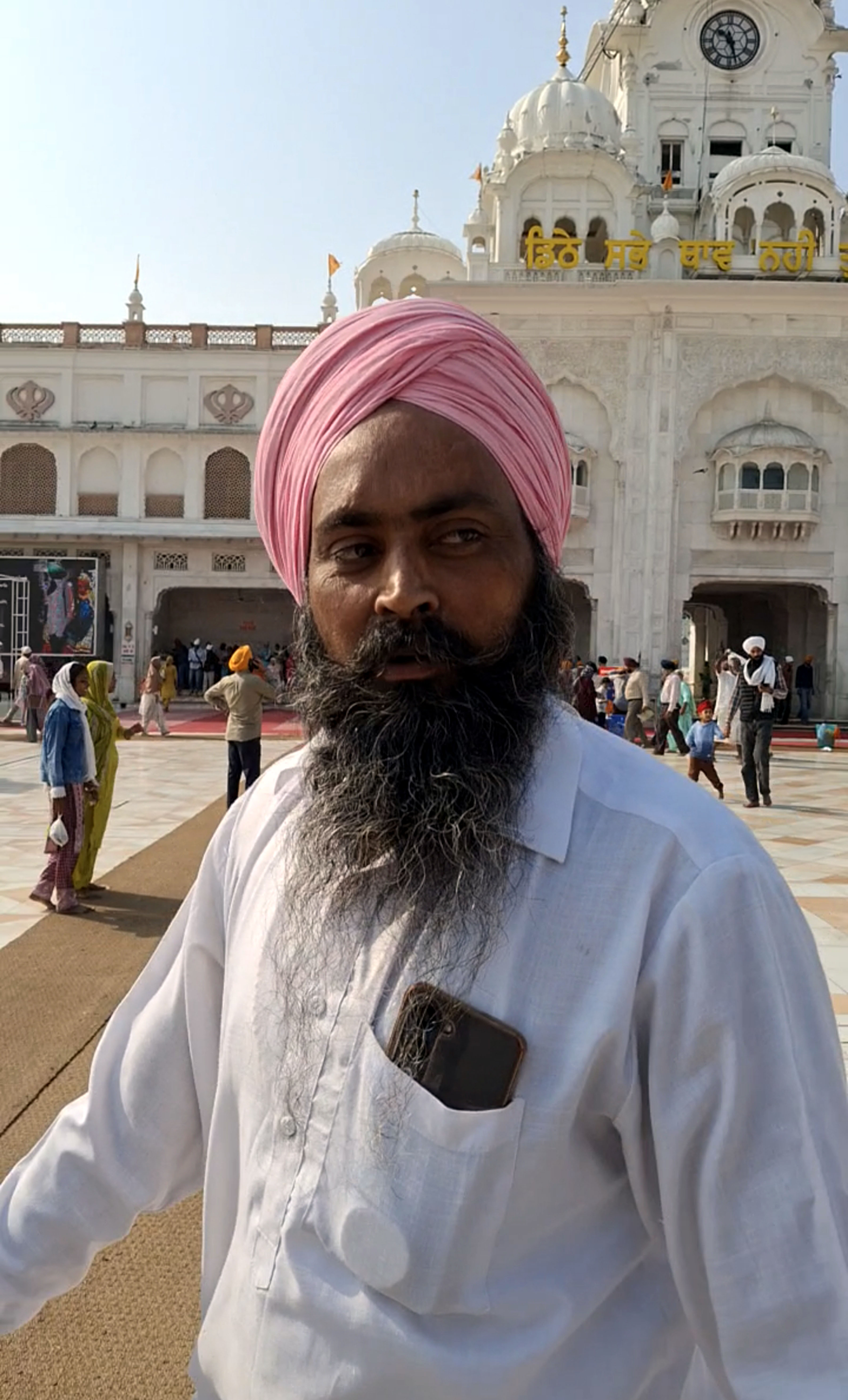 ਸ੍ਰੀ ਹਰਿਮੰਦਰ ਸਾਹਿਬ ਵਿਖੇ ਸ਼ਰਾਬੀ ਹਾਲਤ ਵਿਚ ਪਹੁੰਚੇ ਗੁਰਸਿੱਖ ਵਿਅਕਤੀ ਨੂੰ ਸੇਵਾਦਾਰਾਂ ਨੇ ਕੱਢਿਆ ਬਾਹਰ