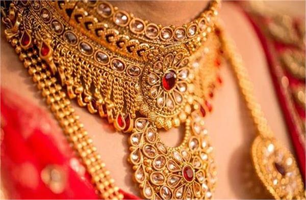 gold  s pace slows  price reaches one month low  experts predict