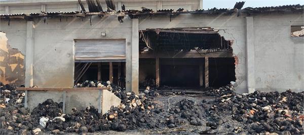 terrible fire breaks out in yarn mill