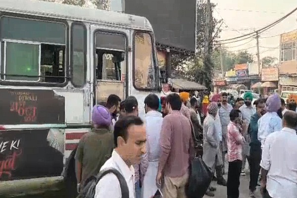 ਪੰਜਾਬ ਰੋਡਵੇਜ਼ ਦੇ ਡਰਾਈਵਰ ਦੀ ਮੌਤ, ਸੜਕ ''ਤੇ ਪੈ ਗਿਆ ਚੀਕ-ਚਿਹਾੜਾ, ਪੜ੍ਹੋ ਪੂਰੀ ਖ਼ਬਰ