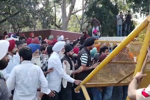 PU ਮਾਮਲਾ : ਬੈਰੀਕੇਡ ਤੋੜ ਅੰਦਰ ਵੜੇ ਪ੍ਰਦਰਸ਼ਨਕਾਰੀ, ਪੁਲਸ ਨਾਲ ਹੋਈ ਧੱਕਾ-ਮੁੱਕੀ (ਵੀਡੀਓ)