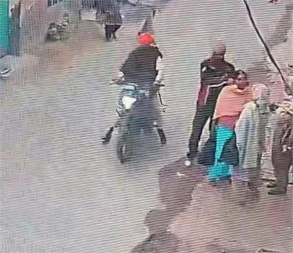 robbers escape after snatching woman  s earrings