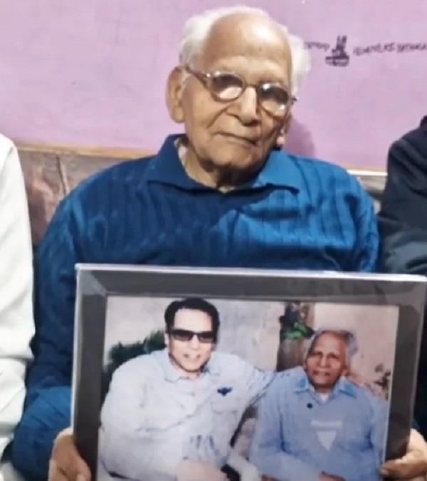 late actor dharmendra  s childhood friend shared emotional memories