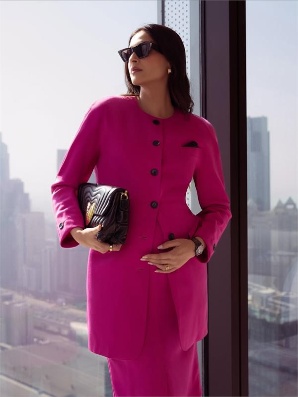 sonam kapoor announces second pregnancy  flaunts baby bump in pictures