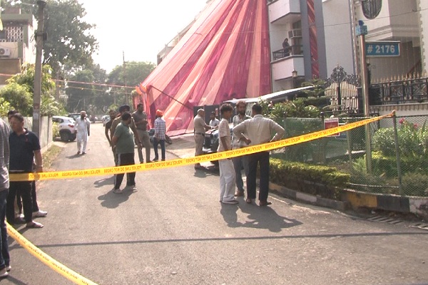 ਚੰਡੀਗੜ੍ਹ ''ਚ ਹੋਟਲ ਮਾਲਕ ਦੇ ਘਰ ਅੰਨ੍ਹੇਵਾਹ ਚੱਲੀਆਂ ਗੋਲੀਆਂ, ਪੁਲਸ ਨੇ ਸੀਲ ਕੀਤਾ ਇਲਾਕਾ