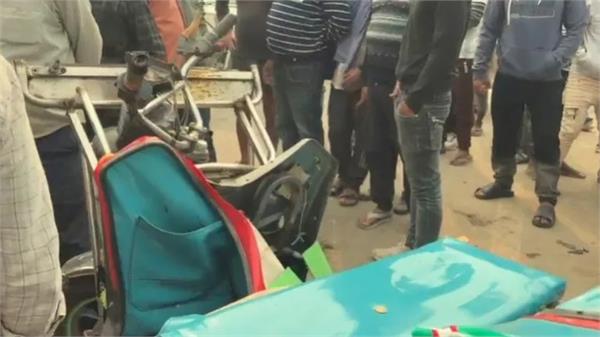 bus and e rickshaw collision