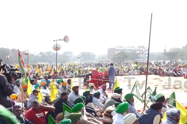 ਚੰਡੀਗੜ੍ਹ ''ਚ ਫਿਰ ਆਇਆ ਕਿਸਾਨਾਂ ਦਾ ਹੜ੍ਹ, ਚੱਪੇ-ਚੱਪੇ ''ਤੇ ਪੁਲਸ ਫੋਰਸ ਨੂੰ ਕੀਤਾ ਗਿਆ ਤਾਇਨਾਤ (ਵੀਡੀਓ)