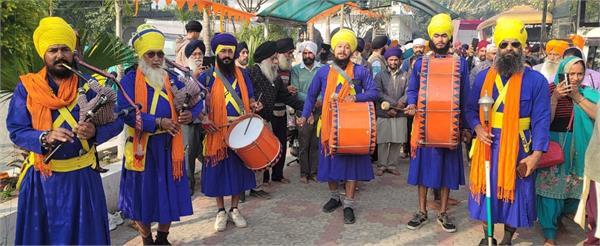 a grand welcome for the nagar kirtan upon its arrival in machhiwara