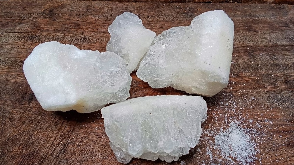 ਪ੍ਰਦੂਸ਼ਣ ਨਾਲ ਬੇਜਾਨ ਹੋ ਰਿਹਾ ਚਿਹਰਾ? ਫਟਕੜੀ ਬਣ ਸਕਦੀ ਹੈ ਸਭ ਤੋਂ ਸਸਤੀ ਦਵਾਈ, ਜਾਣੋ ਇਸ ਦੇ ਫ਼ਾਇਦੇ