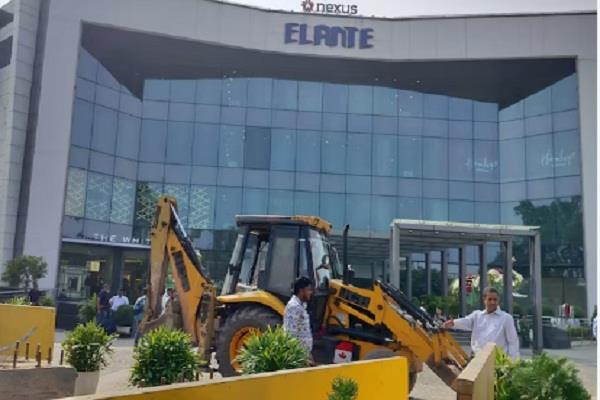 administration uses bulldozer on shopping mall elante