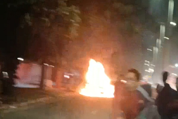 PGI ਦੇ ਬਾਹਰ ਖੜ੍ਹੀ ਗੱਡੀ ਨੂੰ ਲੱਗੀ ਭਿਆਨਕ ਅੱਗ, ਚਾਲਕ ਨੇ ਮਸਾਂ ਬਚਾਈ ਜਾਨ