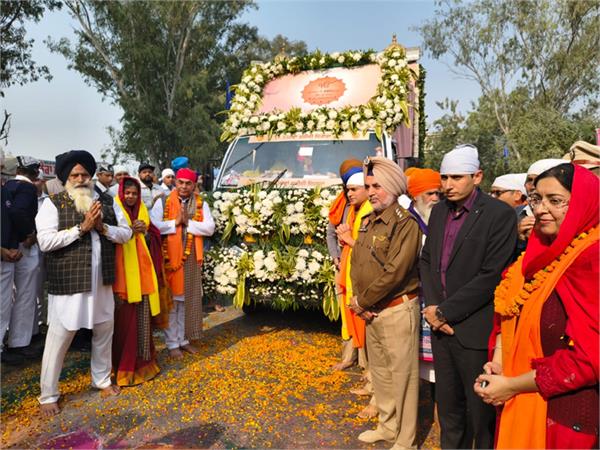 nagar kirtan from sri nagar received a grand welcome in hoshiarpur