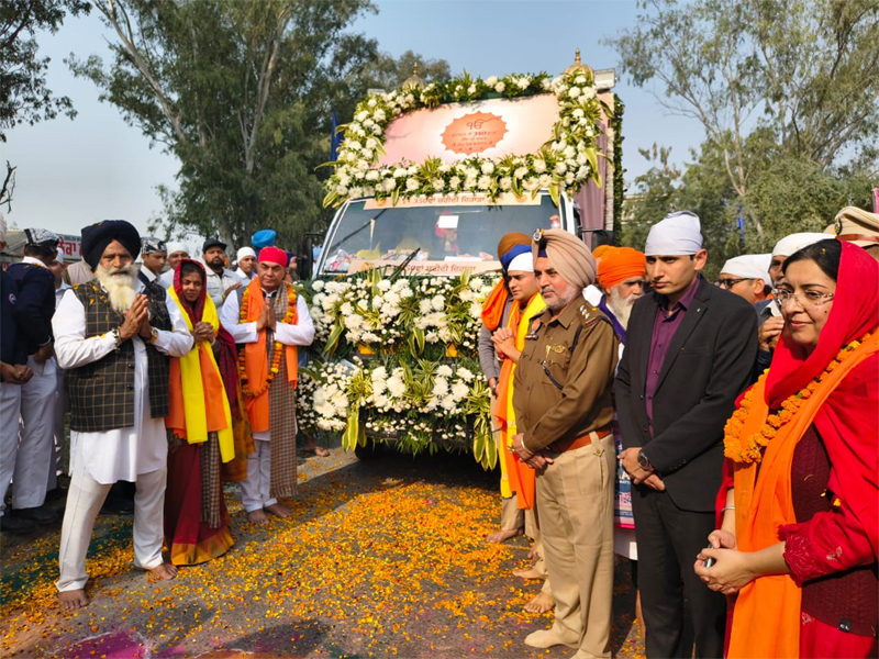ਸ੍ਰੀ ਨਗਰ ਤੋਂ ਚੱਲੇ ਨਗਰ ਕੀਰਤਨ ਦਾ ਹੁਸ਼ਿਆਰਪੁਰ ਜ਼ਿਲ੍ਹੇ ਹੋਇਆ ਸ਼ਾਨਦਾਰ ਸਵਾਗਤ, ਦਿੱਤਾ ਗਾਰਡ ਆਫ਼ ਆਨਰ