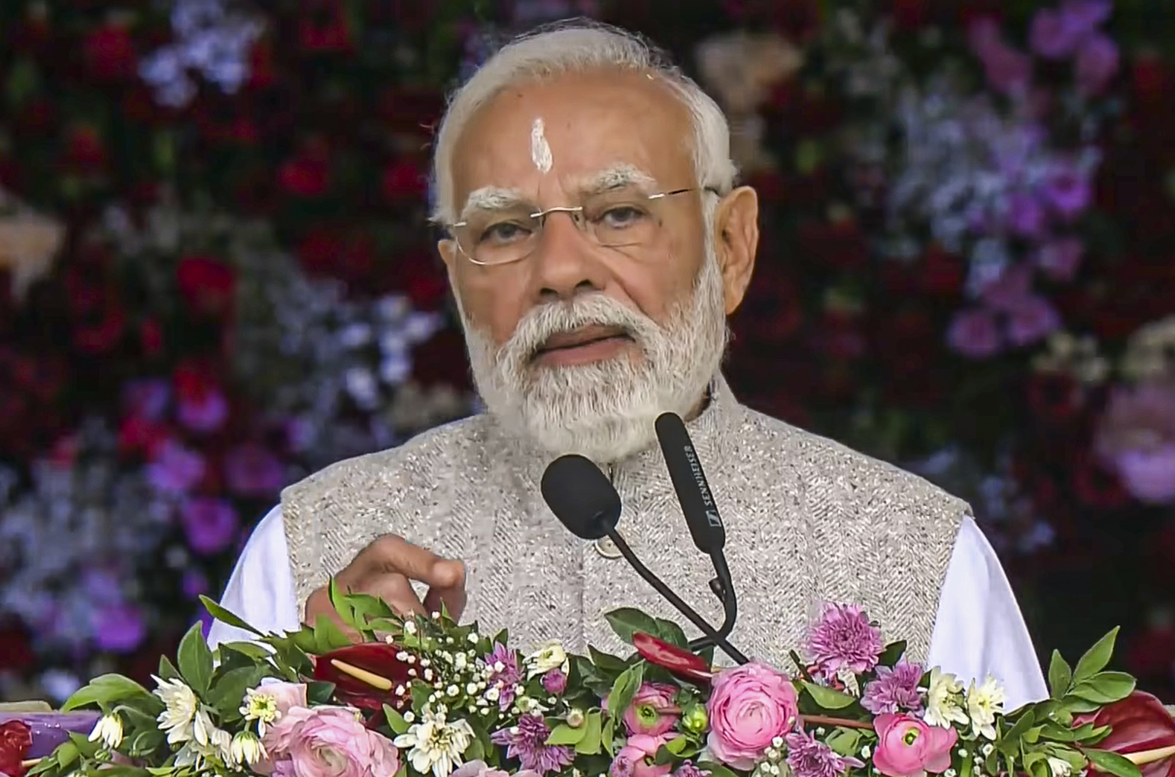 PM ਮੋਦੀ ਵਲੋਂ ਸ਼੍ਰੀ ਸੱਤਿਆ ਸਾਈਂ ਬਾਬਾ ਦੇ ਸਨਮਾਨ ''ਚ ਯਾਦਗਾਰੀ ਸਿੱਕਾ ਤੇ ਡਾਕ ਟਿਕਟ ਜਾਰੀ