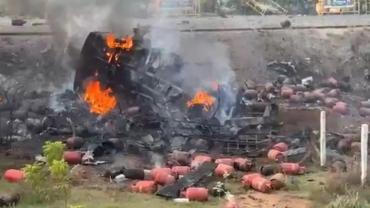 ਤਮਿਲਨਾਡੂ ''ਚ ਵੱਡਾ Blast: ਗੈਸ ਸਿਲੰਡਰਾਂ ਨਾਲ ਭਰਿਆ ਟਰੱਕ ਪਲਟਿਆ, ਇਕ-ਇਕ ਕਰਕੇ ਹੋਏ ਕਈ ਧਮਾਕੇ