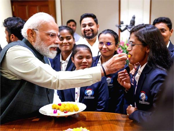 pm modi meets indian women s blind cricket team 