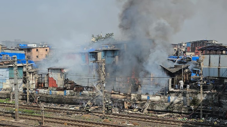 ਮੁੰਬਈ : ਰੇਲਵੇ ਸਟੇਸ਼ਨ ਲਾਗੇ ਲੱਗੀ ਭਿਆਨਕ ਅੱਗ, ਰੇਲ ਆਵਾਜਾਈ ਰੁਕੀ