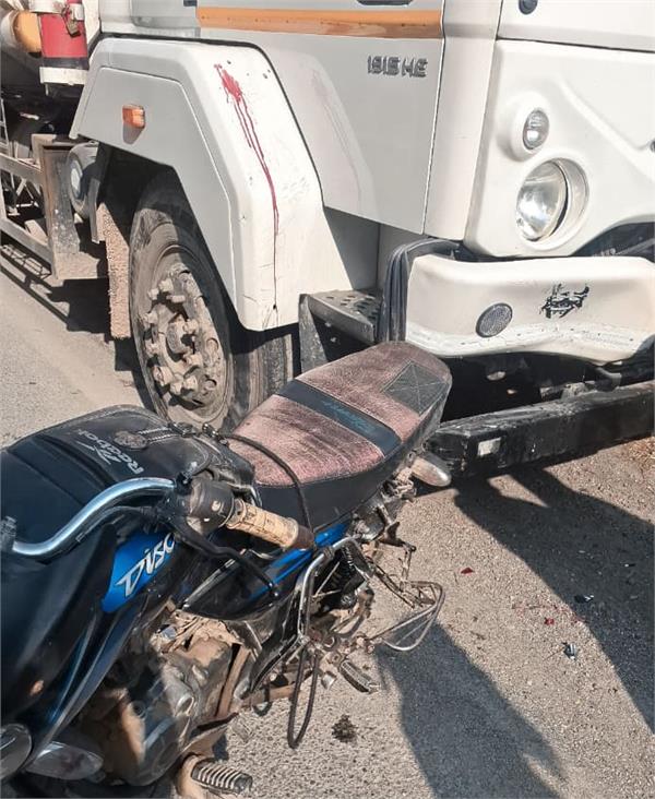 woman dead on road accident