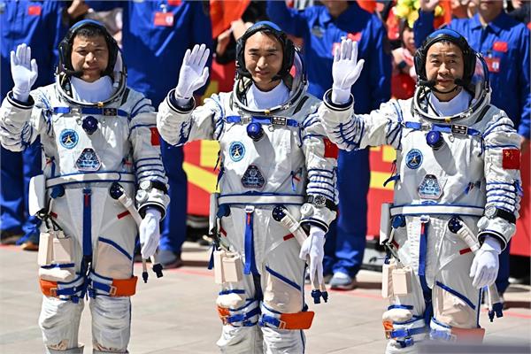 3 chinese astronauts stranded in space return safely to earth