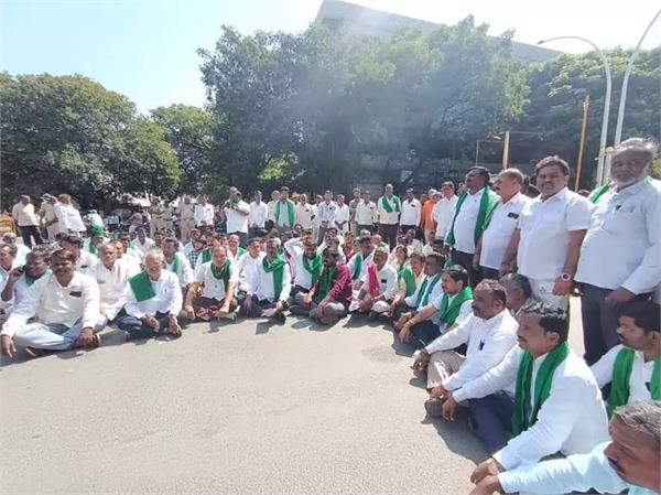 karnataka  sugarcane farmers protest against mills