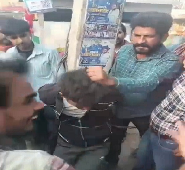 PUNJAB : ਮੁੰਡੇ ਦੇ ਮੱਥੇ 'ਤੇ ਲਿਖ ਦਿੱਤਾ 'ਚੋਰ', ਖੰਭੇ ਨਾਲ ਬੰਨ੍ਹ ਕੀਤੀ ਛਿੱਤਰ-ਪਰੇਡ, ਪੜ੍ਹੋ ਪੂਰੀ ਖ਼ਬਰ