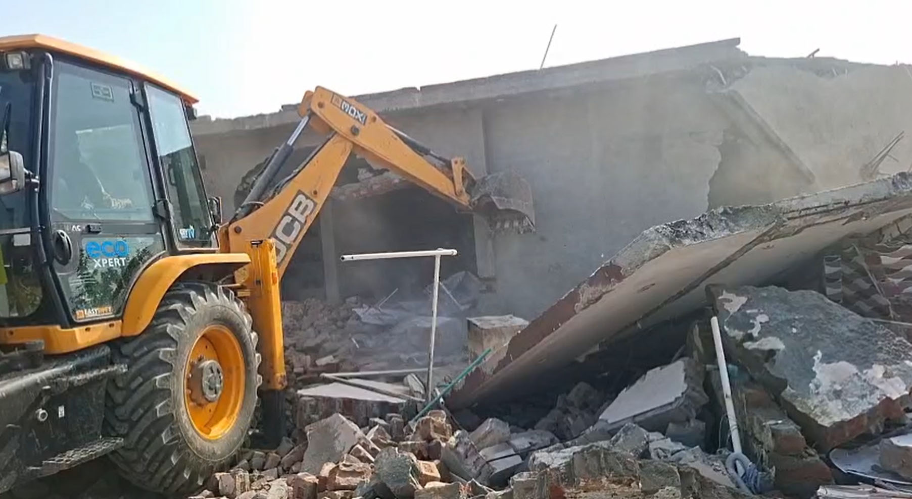 'ਯੁੱਧ ਨਸ਼ਿਆਂ ਵਿਰੁੱਧ' ਮੁਹਿੰਮ ਤਹਿਤ ਦੋ ਨਸ਼ਾ ਸਮਗਲਰਾਂ ਦੇ ਘਰਾਂ 'ਤੇ ਚੱਲਿਆ ਪੀਲਾ ਪੰਜਾ