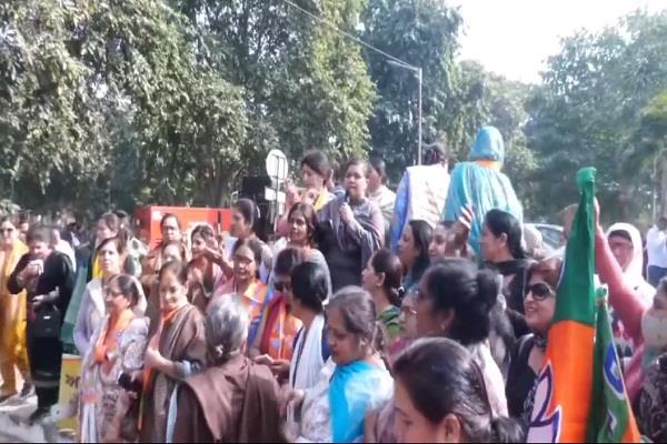 big protest by bjp mahila morcha in chandigarh